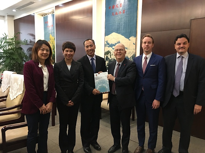 Chamber Representatives Present Position Paper to Wang Zhaoxing, Vice Chairman of CBIRC